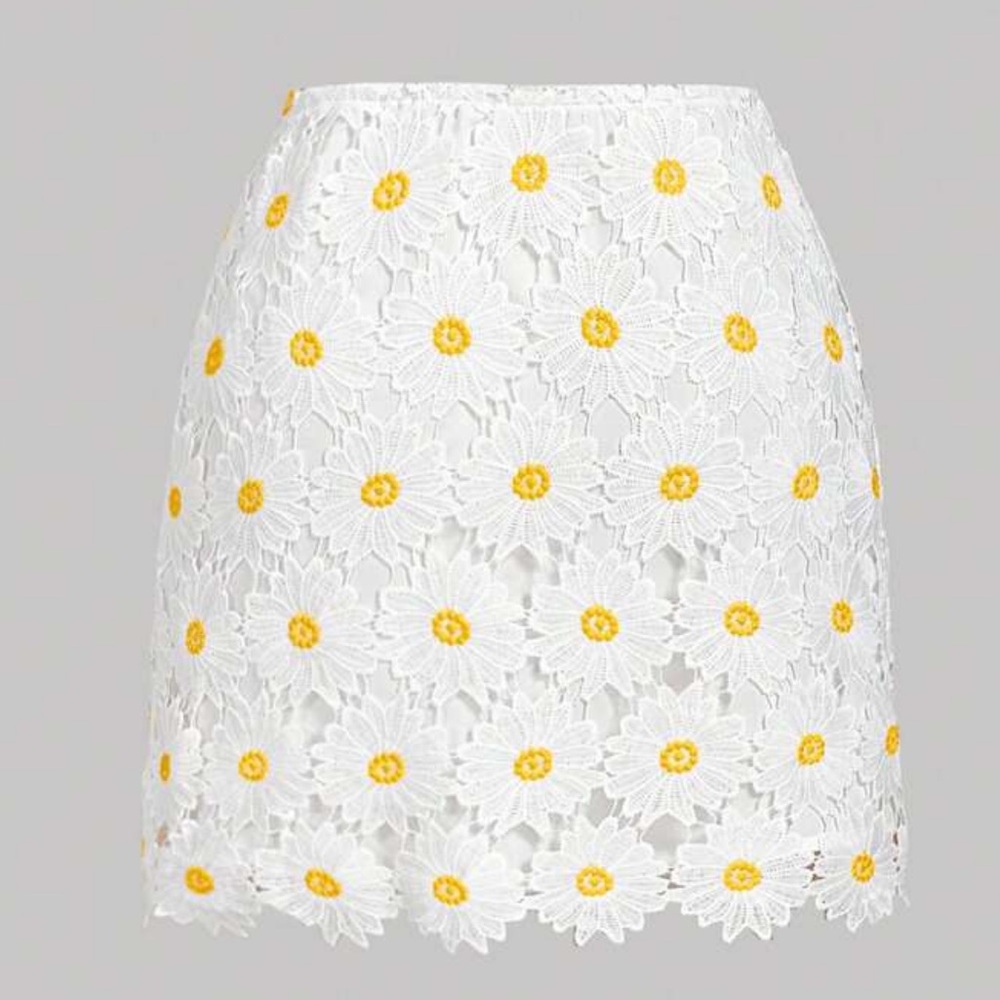 🌻 PLUS Lace Skirt 🌻 - Picture 2 of 5